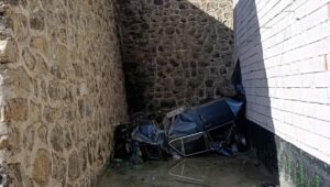 gumushanede otomobil istinat duvarini asip otoparka dustu dBYgp2UA.jpg