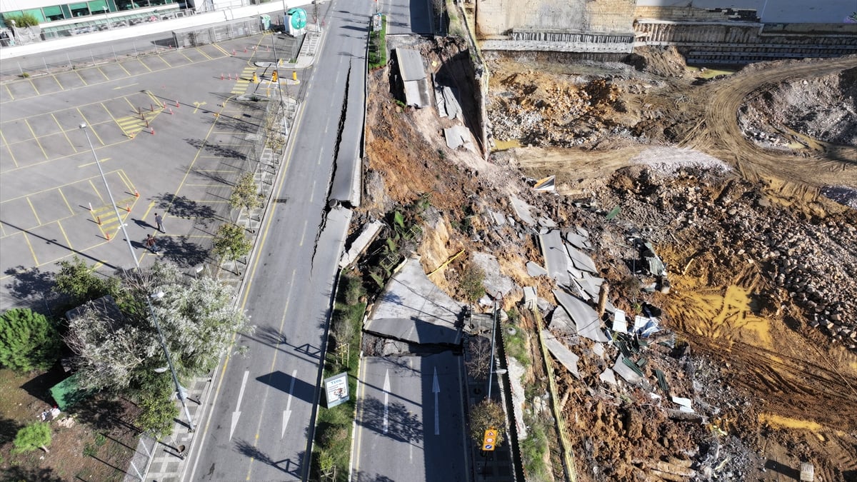 istanbulda yol coktu o anlar kamerada G2XUbKYK.jpg