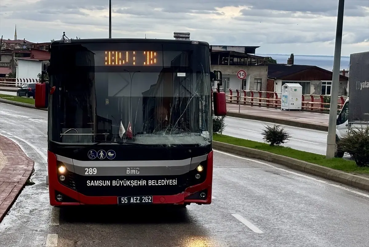 kamyonet ile halk otobusu carpisti 2 yarali ByMMc5l3.jpg