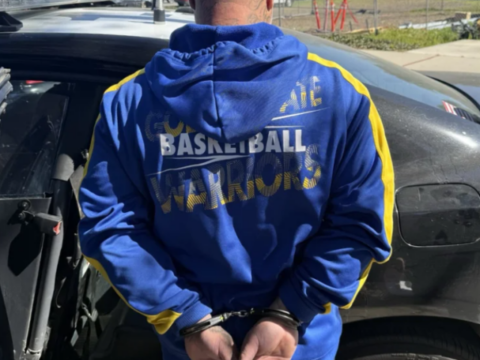 Araç hırsızlığı davasına çalıntı araçla geldi, kapıda yakalandı