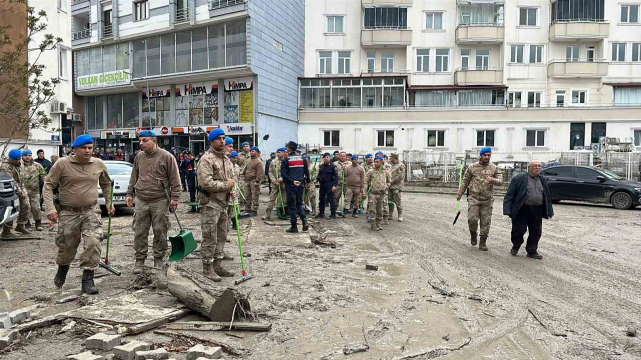 Buldan’da Şiddetli Dolu Yağışı Hayatı Olumsuz Etkiledi